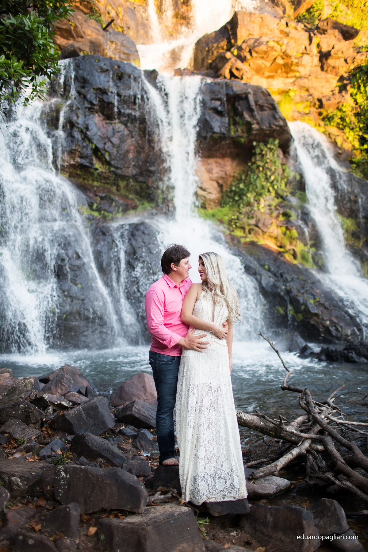 casal a beira da cachoeira