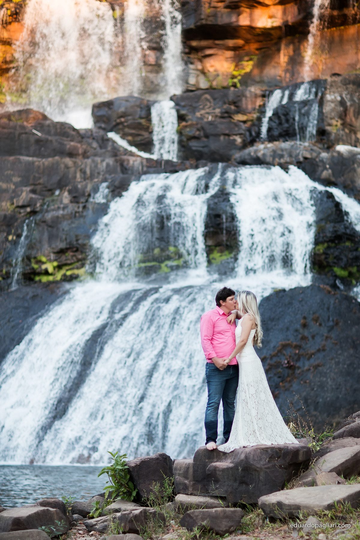 casal a beira da cachoeira