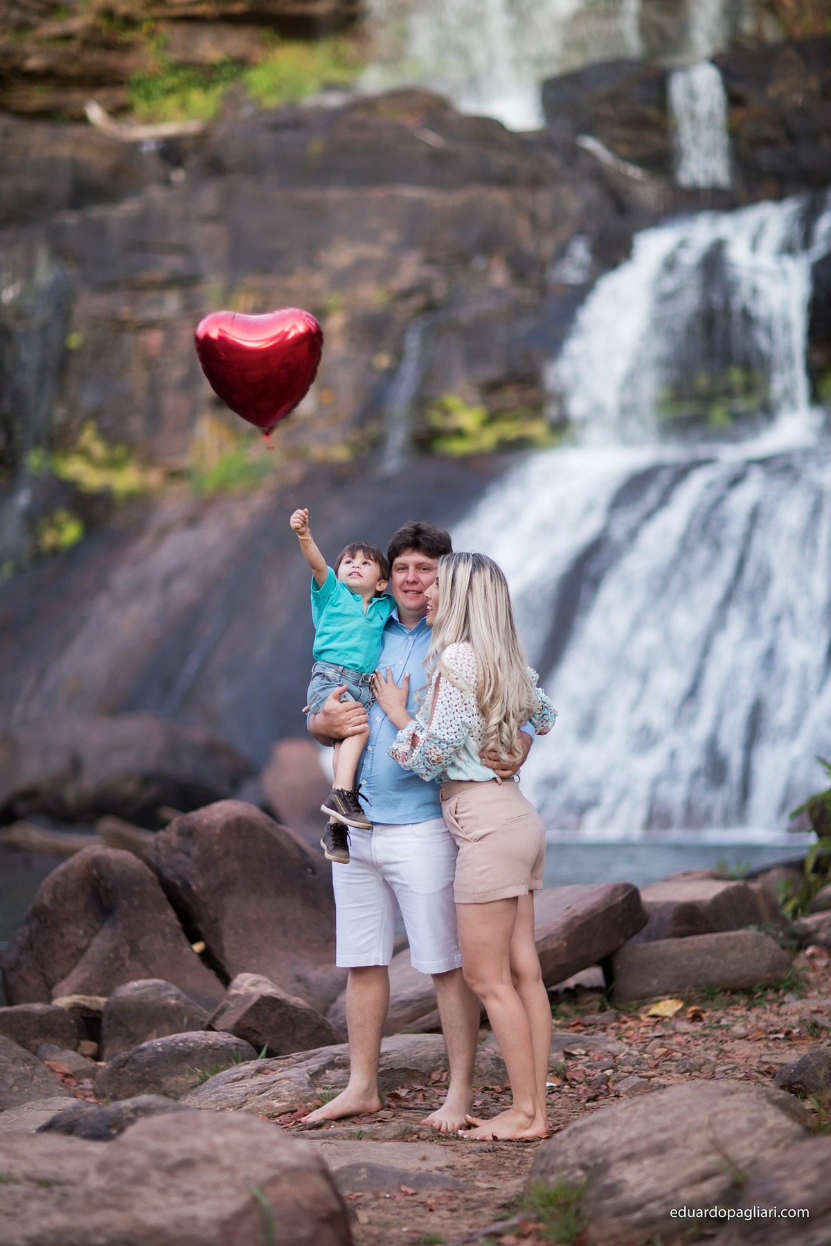 familia a beira da cachoeira com o filho