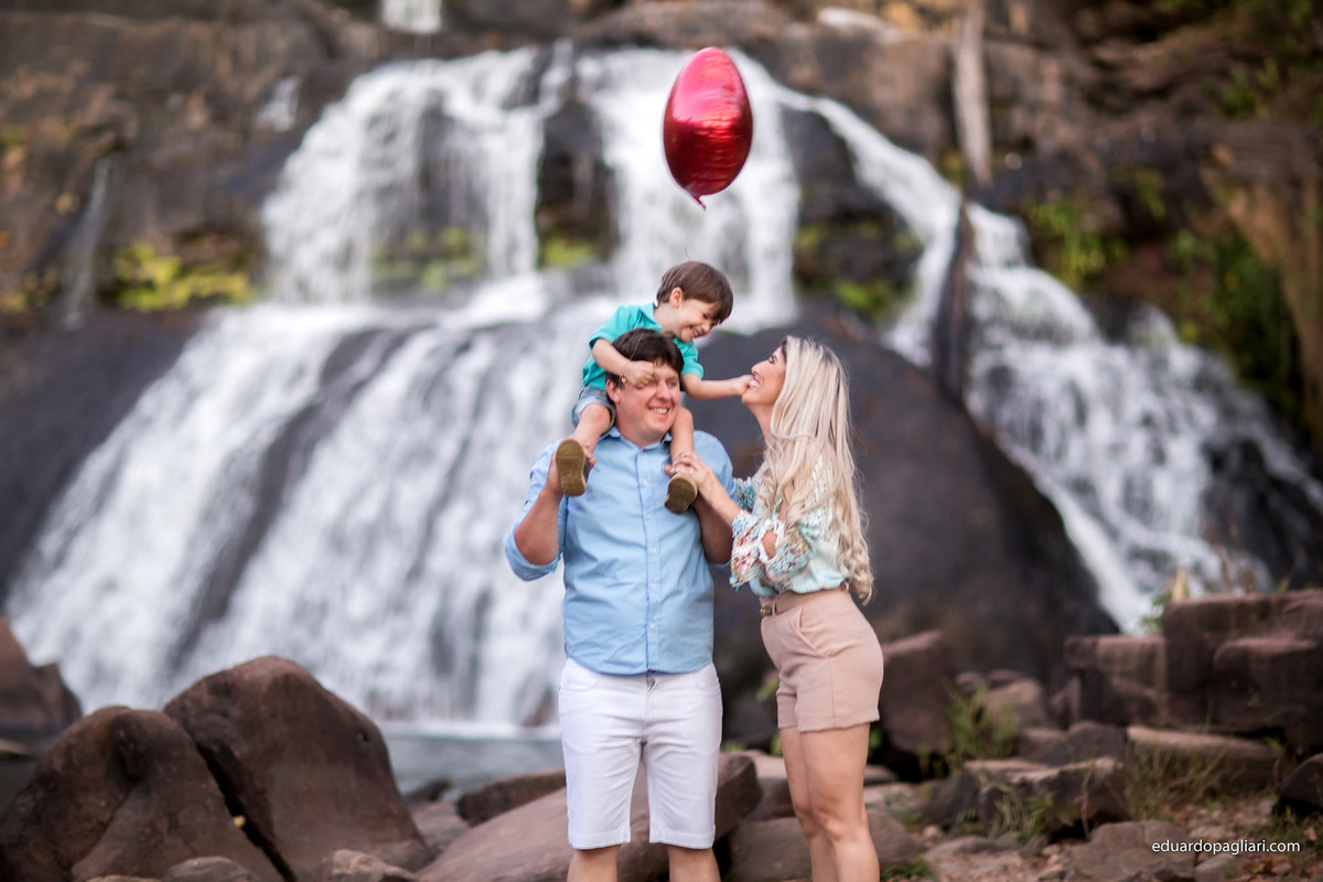 familia a beira da cachoeira com o filho