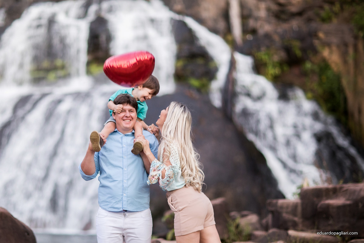 familia a beira da cachoeira com o filho