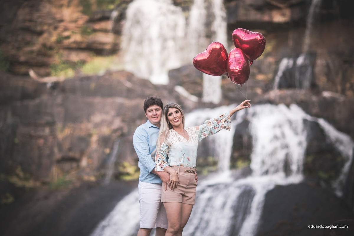 familia a beira da cachoeira com o filho