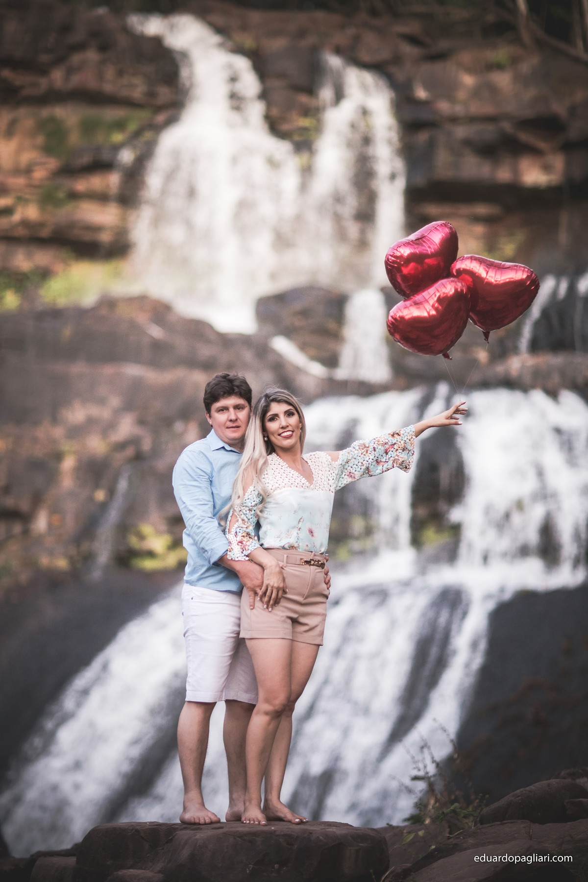 familia a beira da cachoeira com o filho
