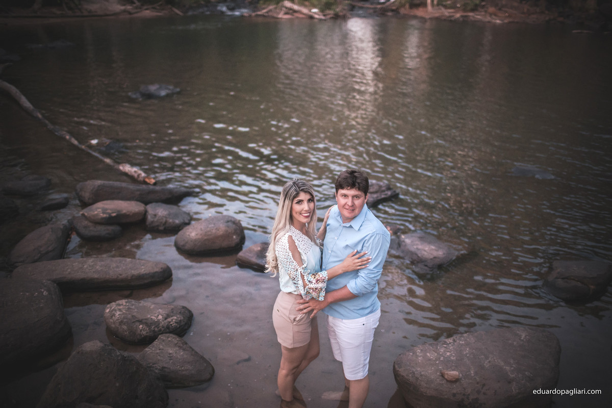 familia a beira da cachoeira com o filho