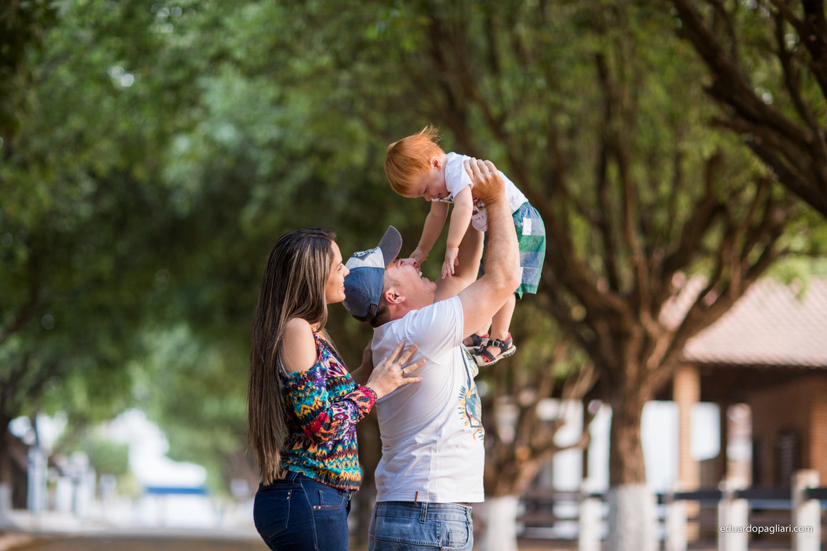 ensaio em família outono brincando e rindo