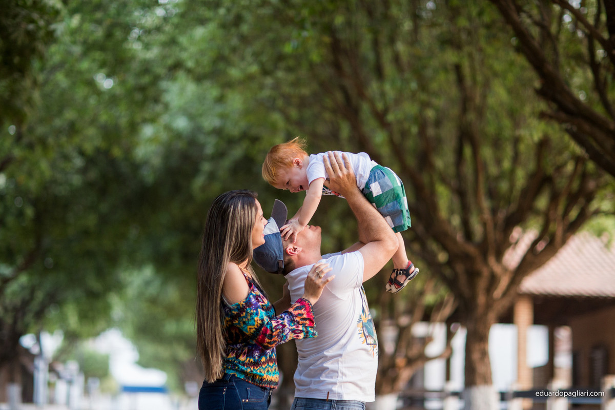 ensaio em família outono brincando e rindo