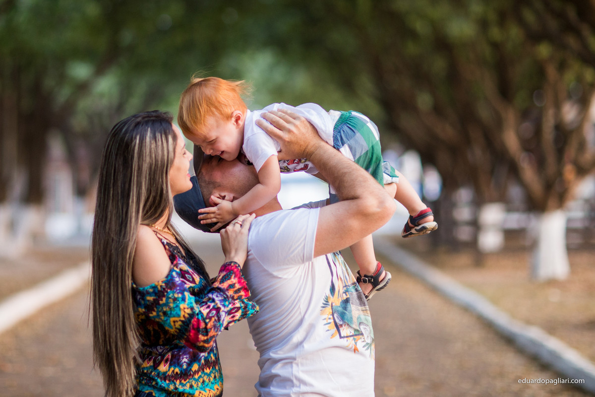 ensaio em família outono brincando e rindo