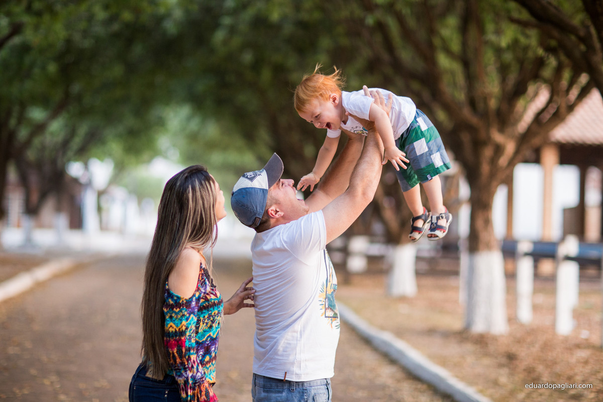 ensaio em família outono brincando e rindo