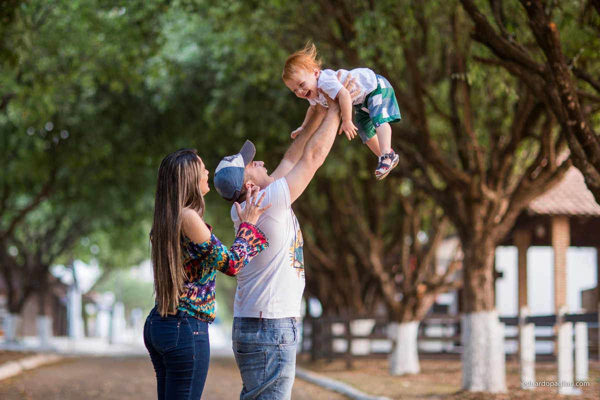 ensaio em família outono brincando e rindo