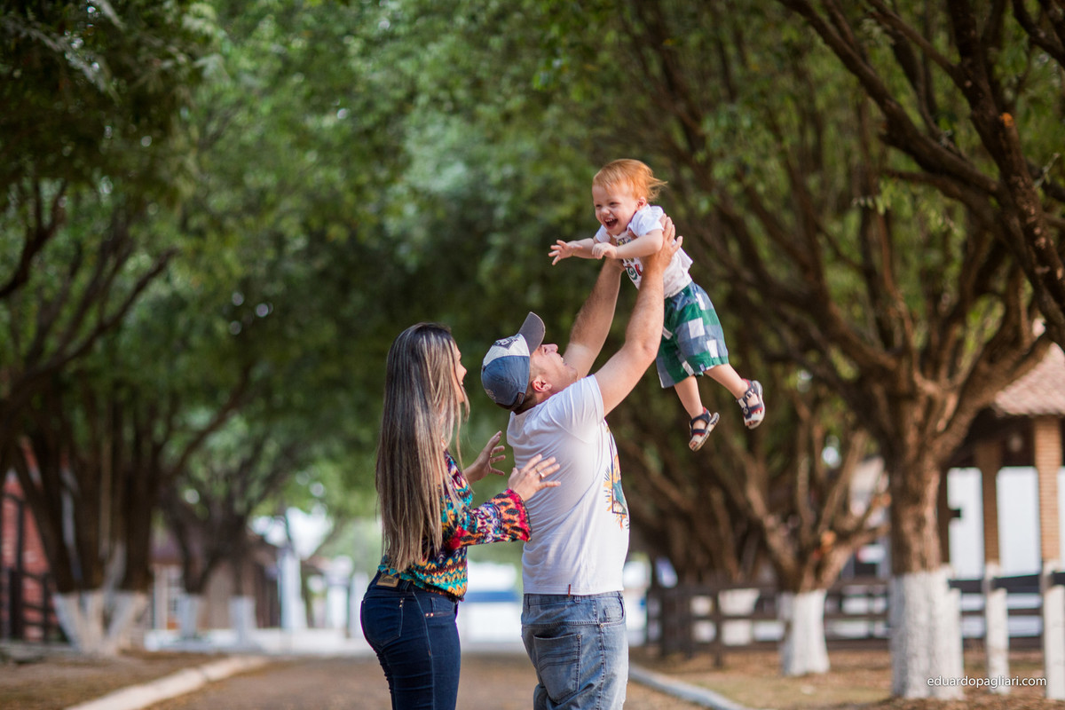 ensaio em família outono brincando e rindo