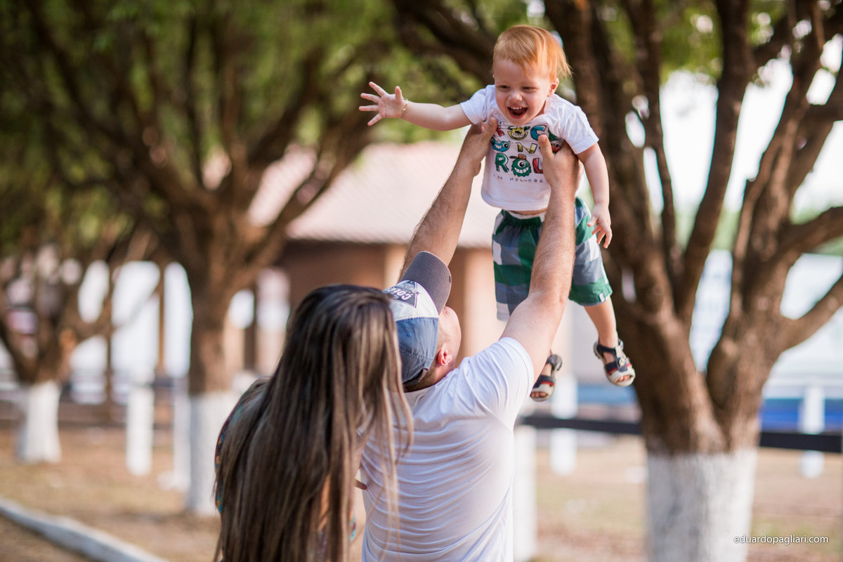 ensaio em família outono brincando e rindo