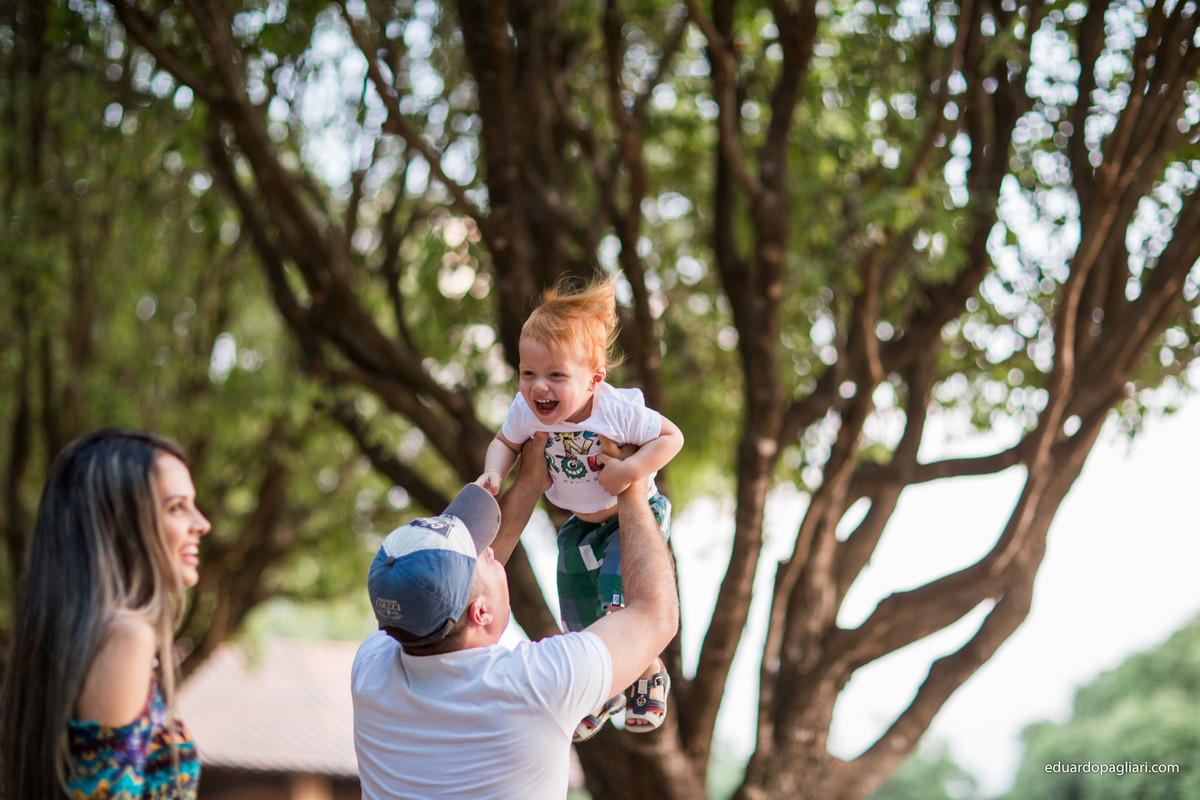 ensaio em família outono brincando e rindo