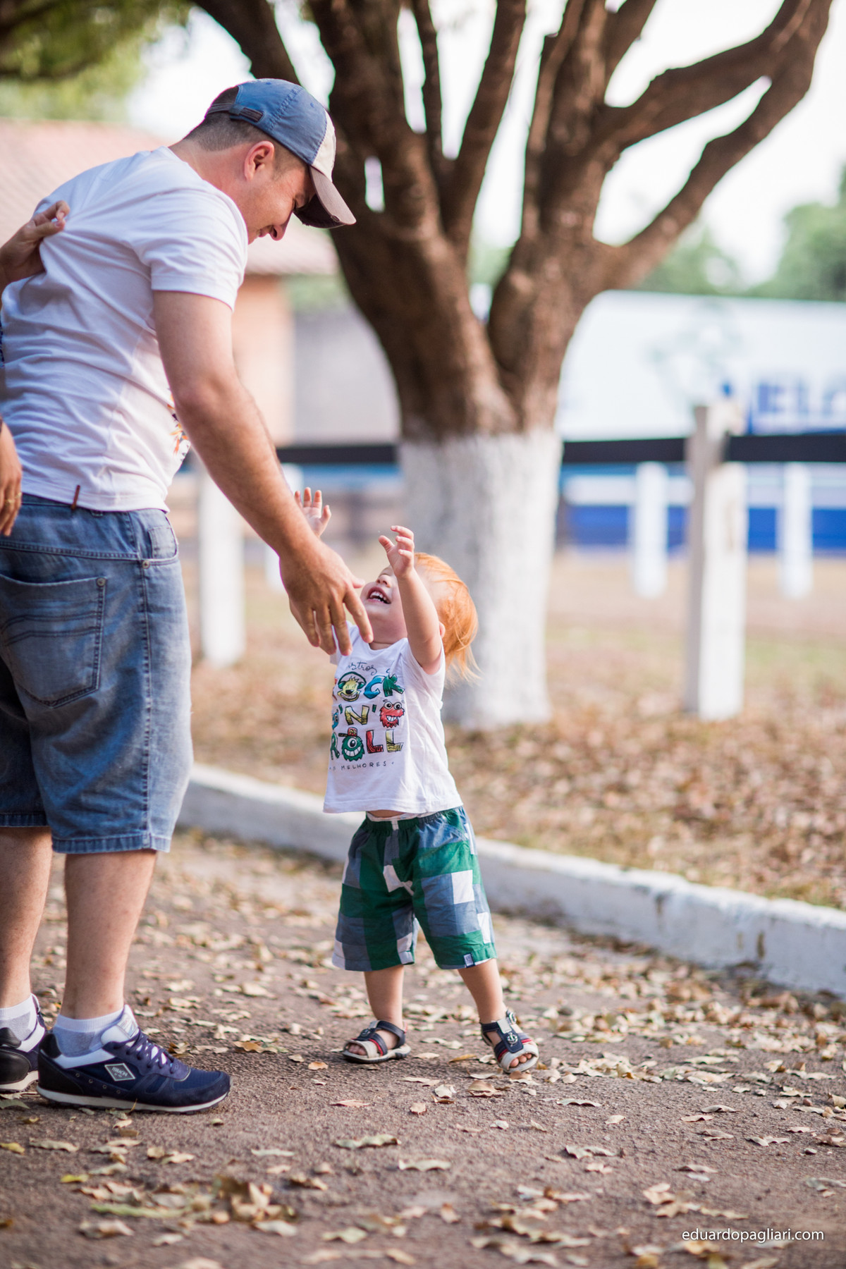 ensaio em família outono brincando e rindo