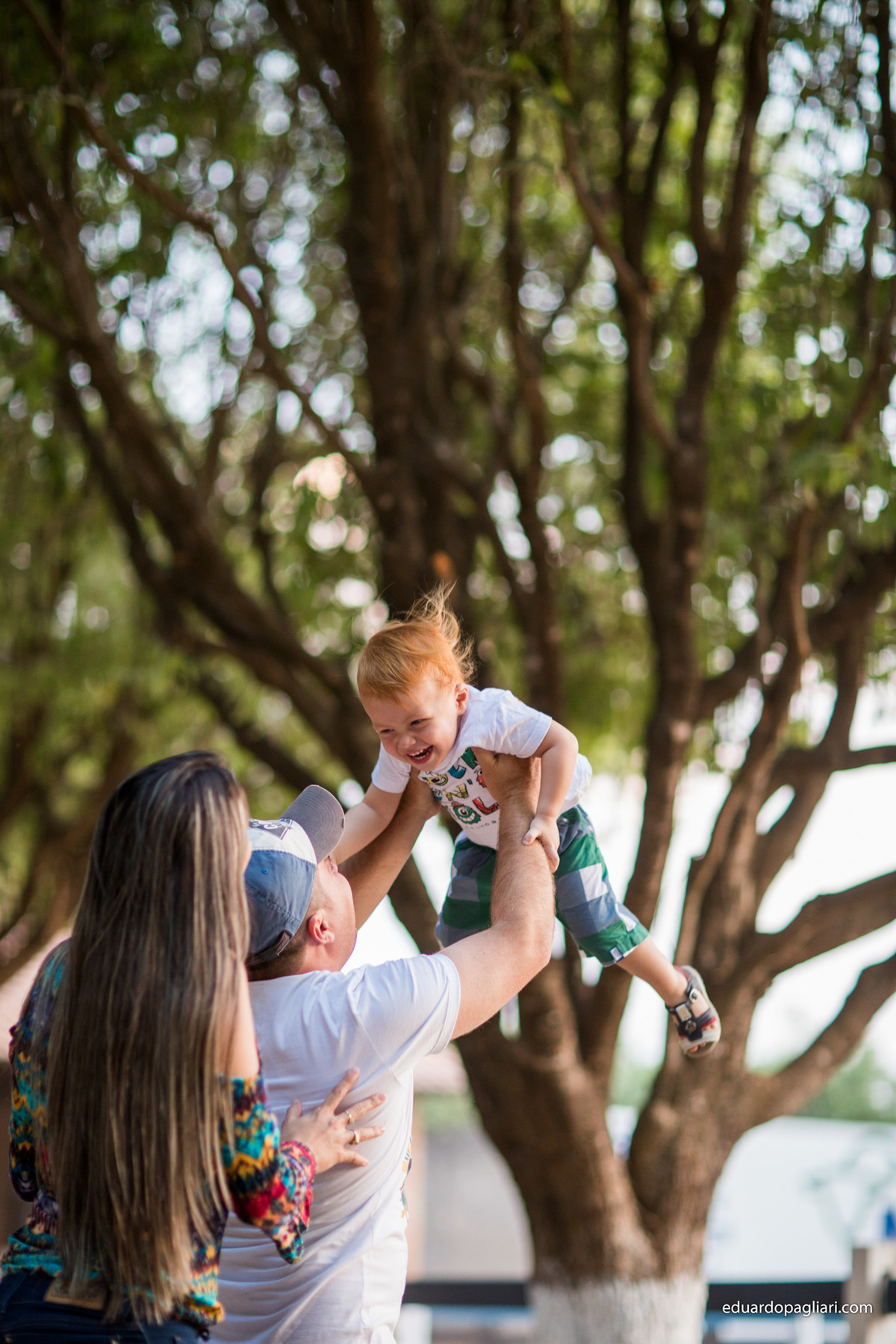 ensaio em família outono brincando e rindo