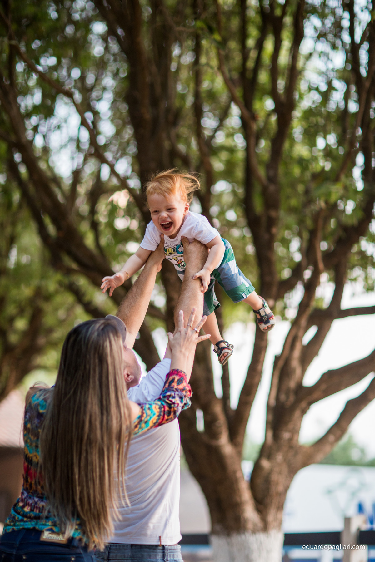 ensaio em família outono brincando e rindo