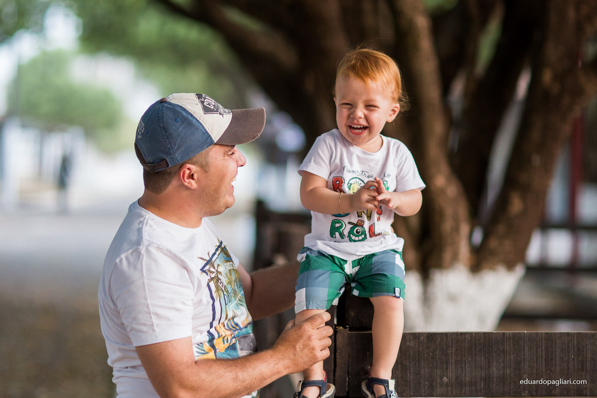 ensaio criança rindo com o pai