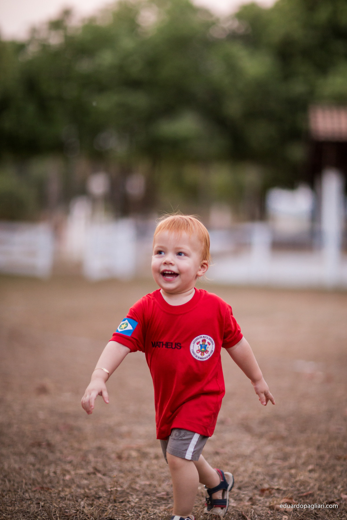ensaio em família com o tema bombeiro