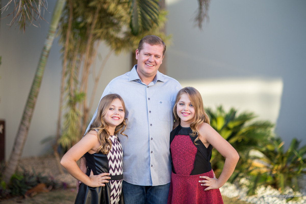 ensaio fotográfico gemeas e pai