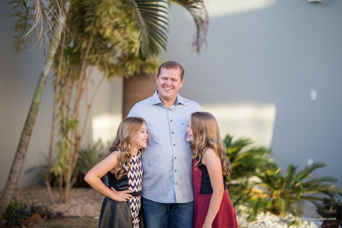 ensaio fotográfico gemeas e pai