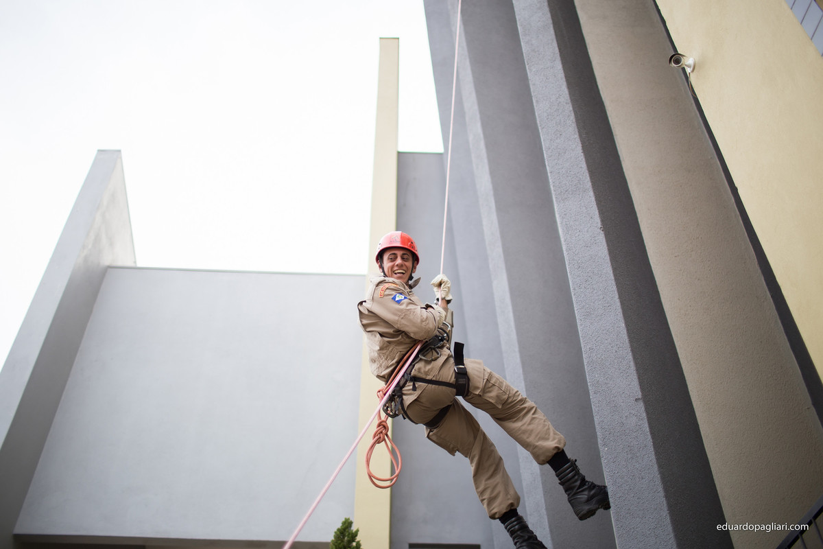 ensaio de casamento com rapel e bombeiro