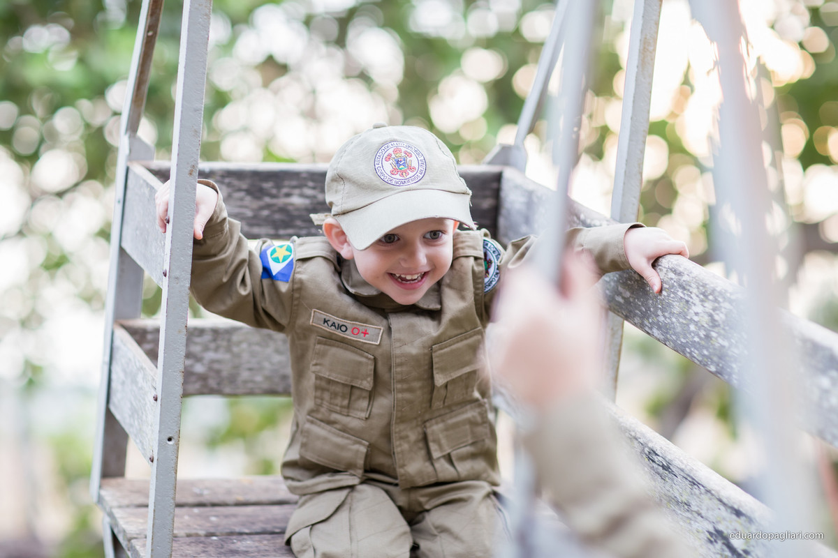 filho vestido de bombeiro