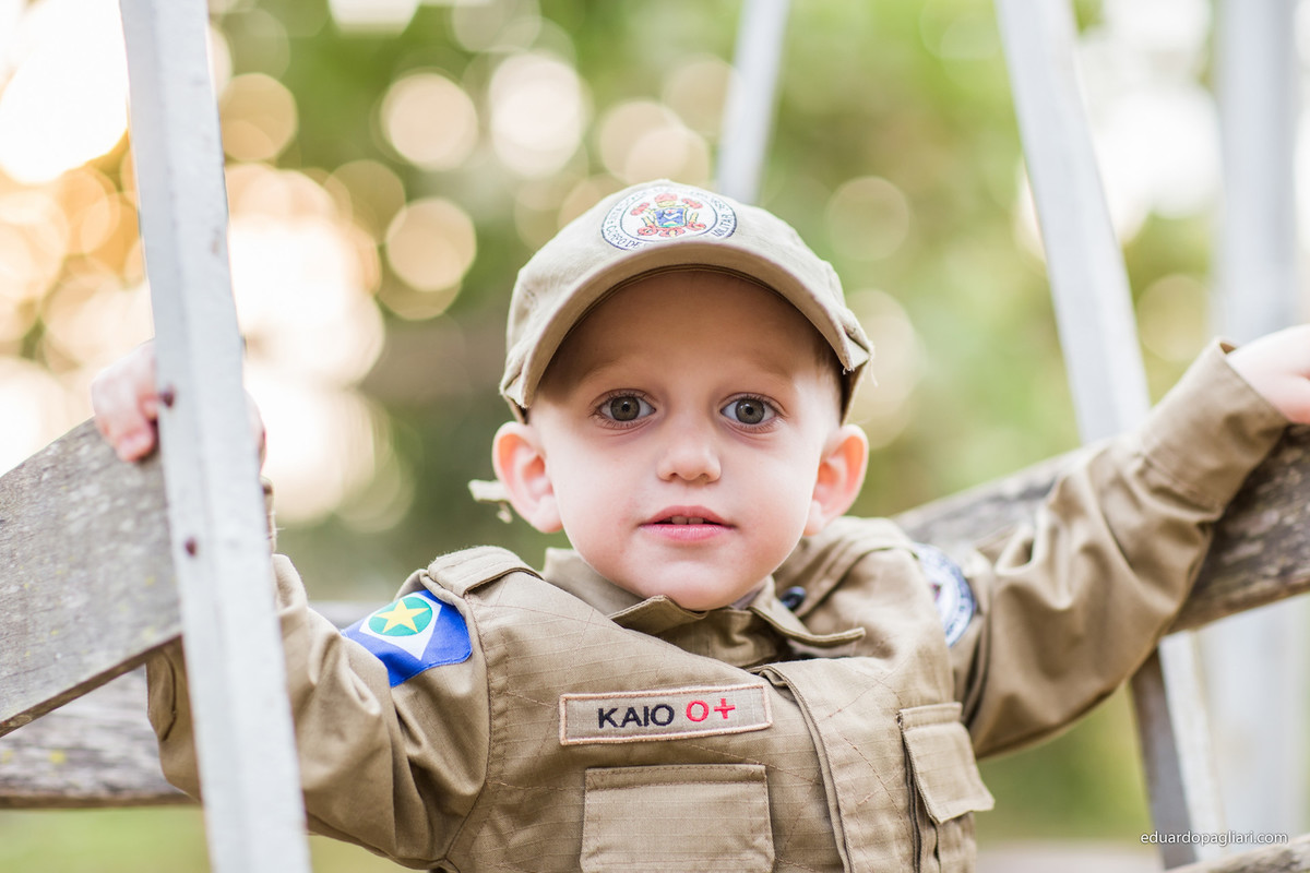 criança com farda de bombeiro