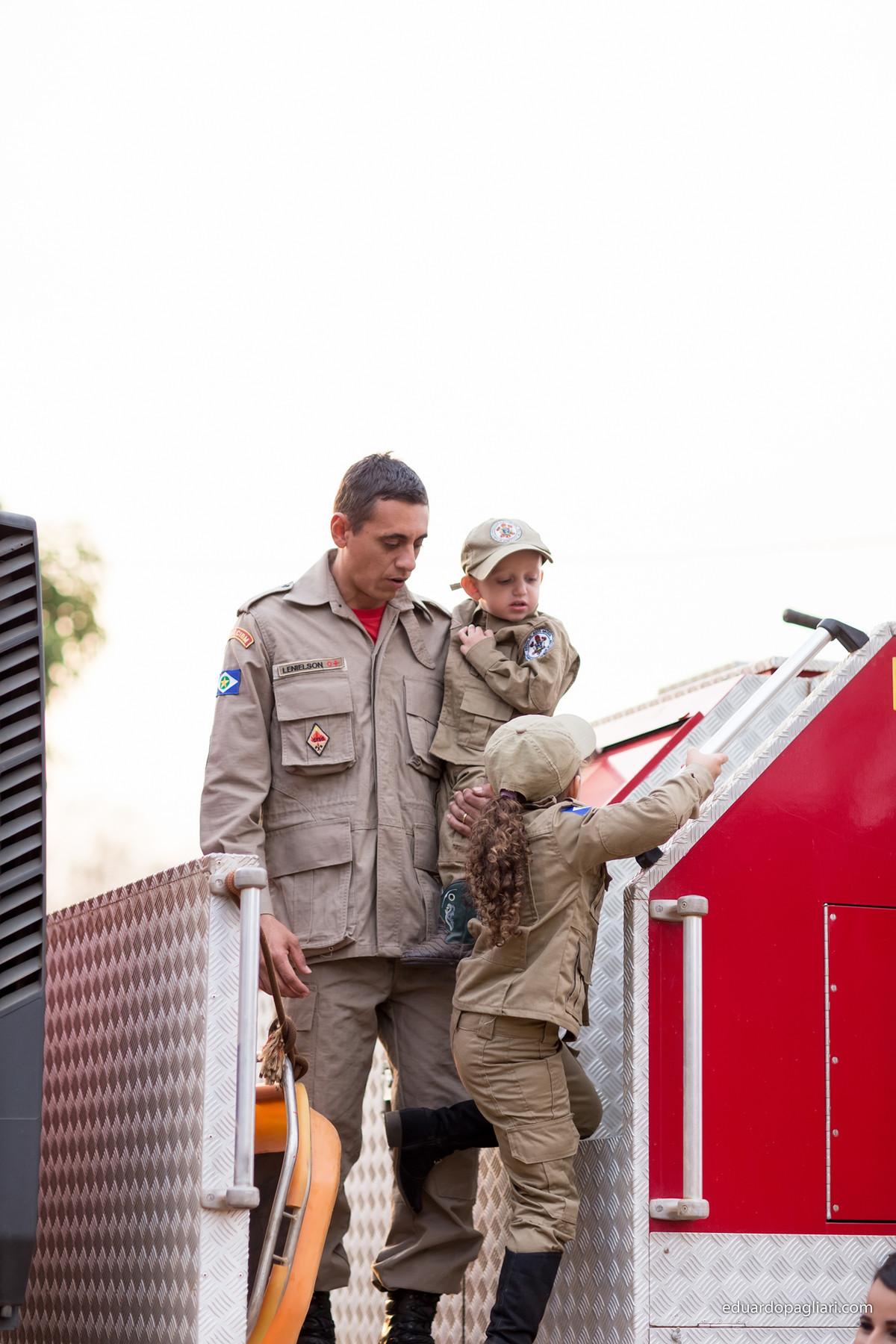 pai e filhos bombeiros