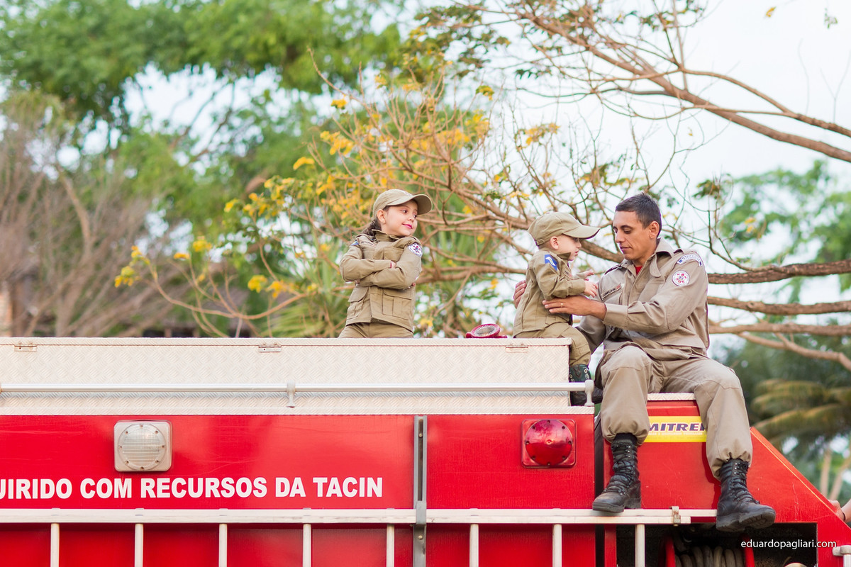 pai e filhos bombeiros