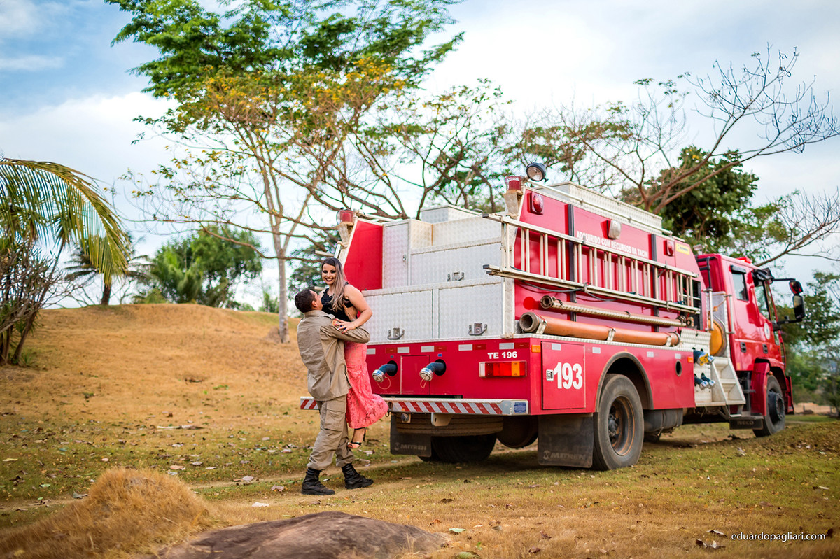 ensaio de casamento com bombeiro