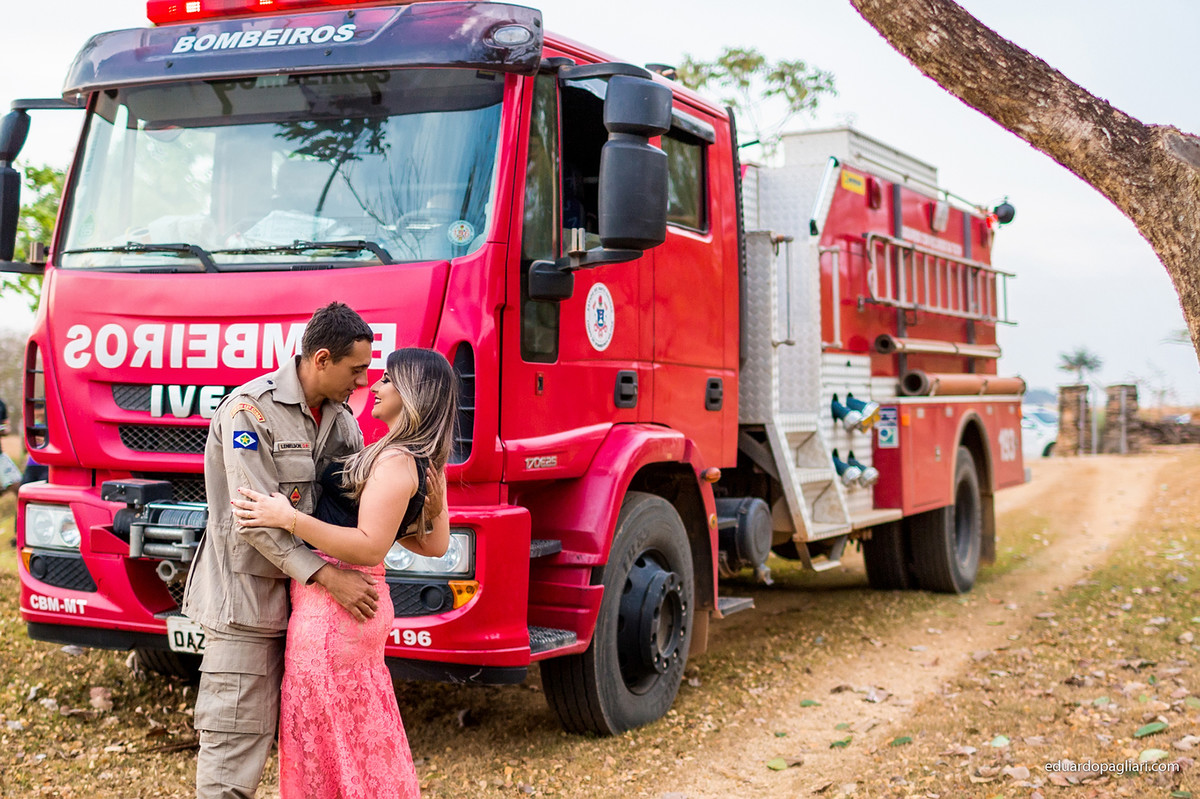 ensaio de casamento com bombeiro