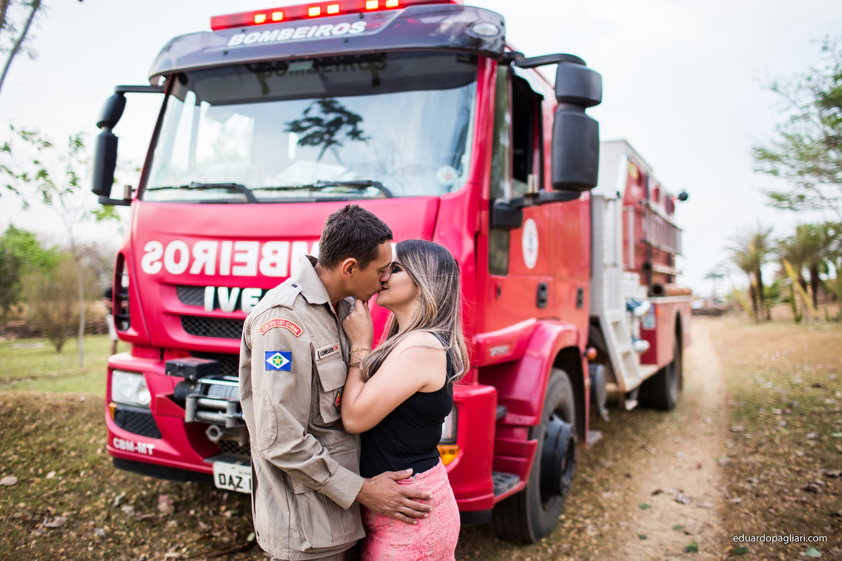 ensaio de casamento com bombeiro
