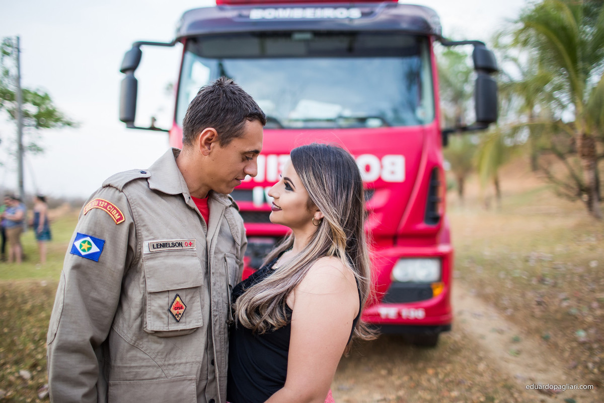 ensaio de casamento com bombeiro