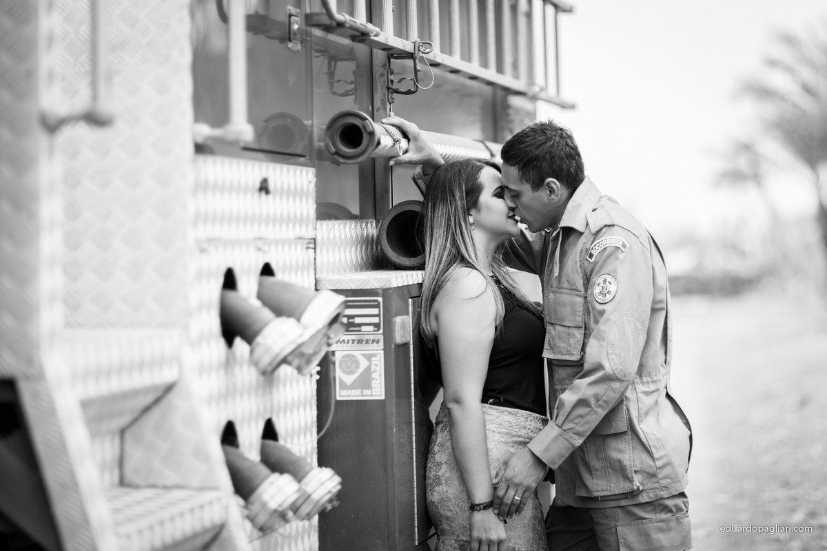 ensaio de casamento com bombeiro