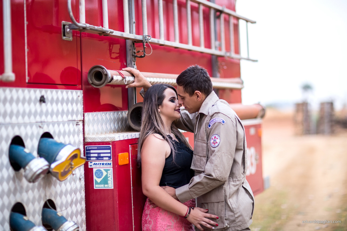 ensaio de casamento com bombeiro