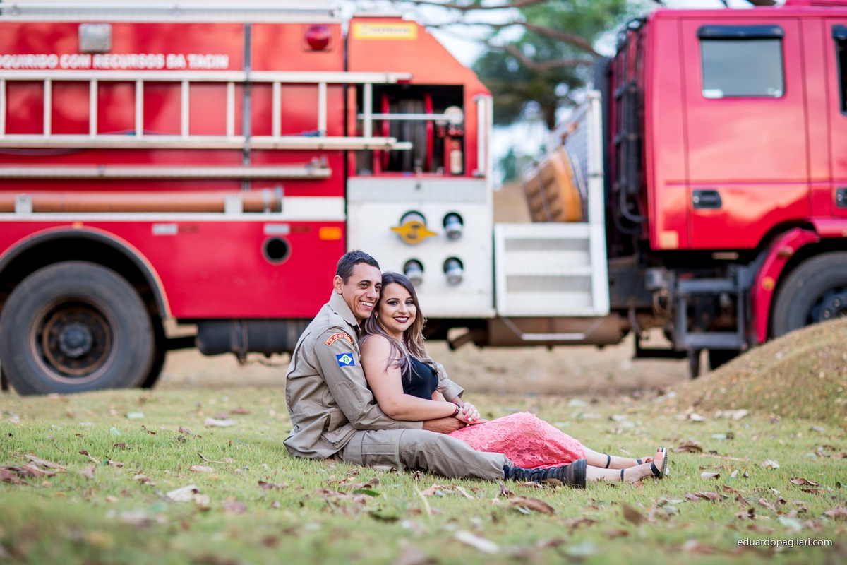 ensaio de casamento com bombeiro