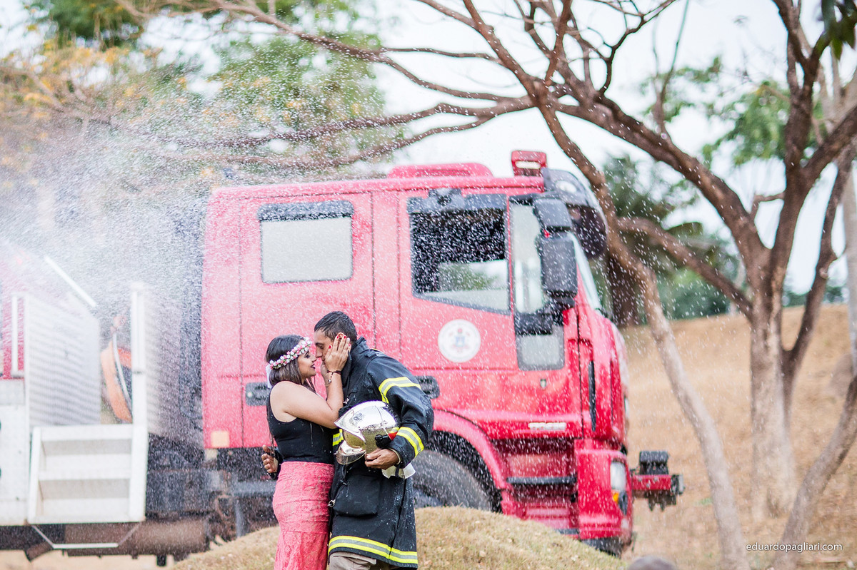 ensaio de casamento com bombeiro e agua