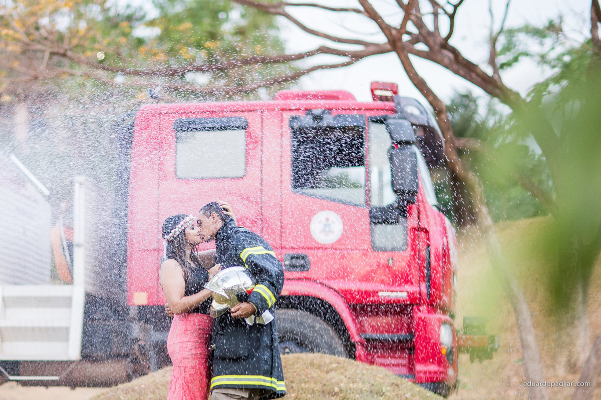 ensaio de casamento com bombeiro e agua