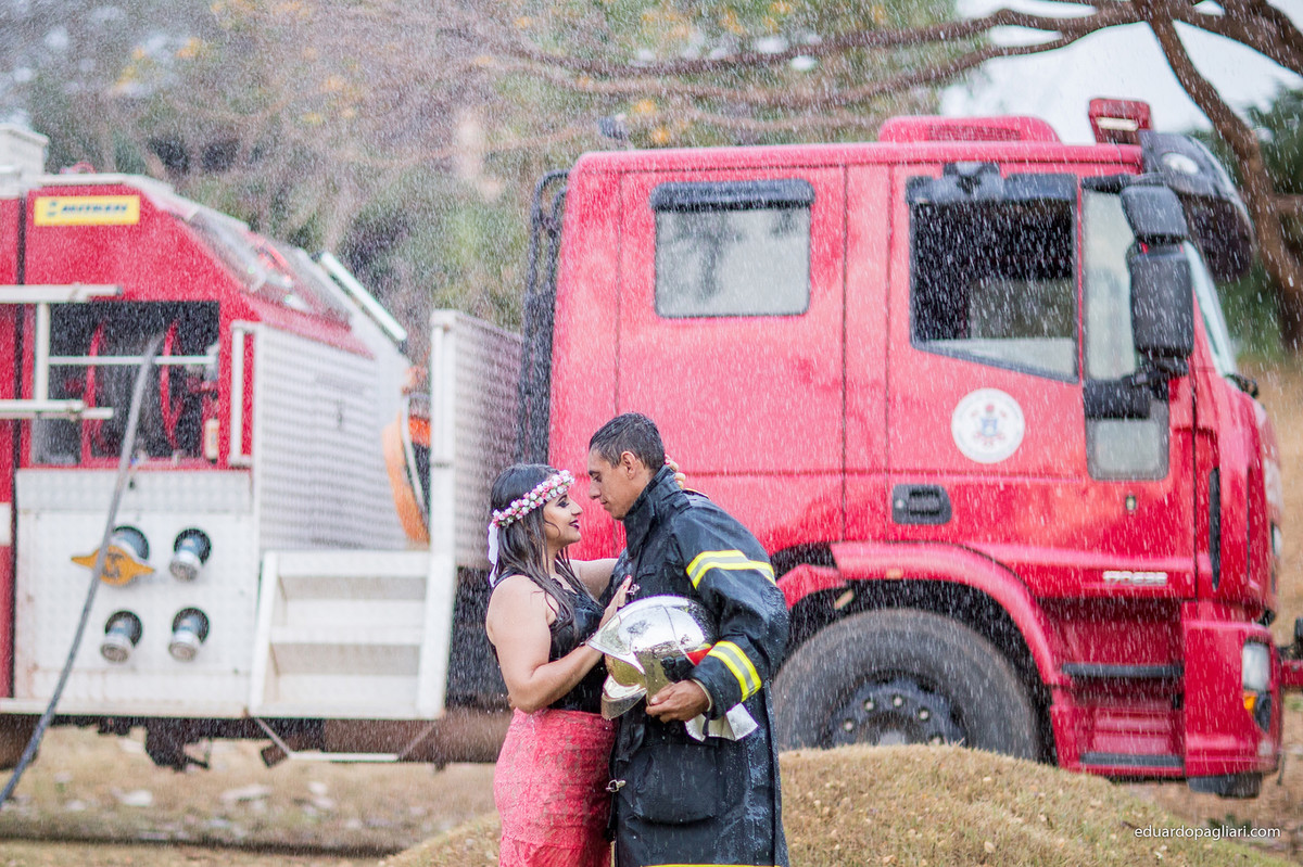 ensaio de casamento com bombeiro e agua