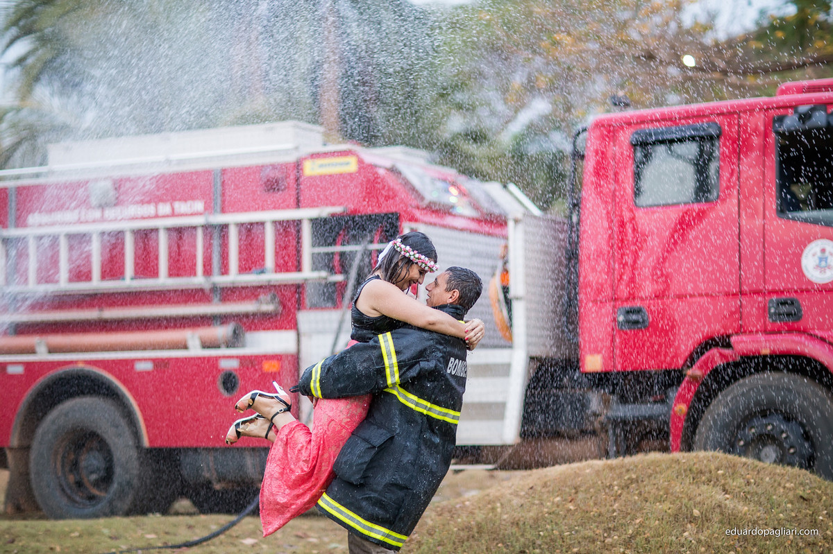 ensaio de casamento com bombeiro e agua