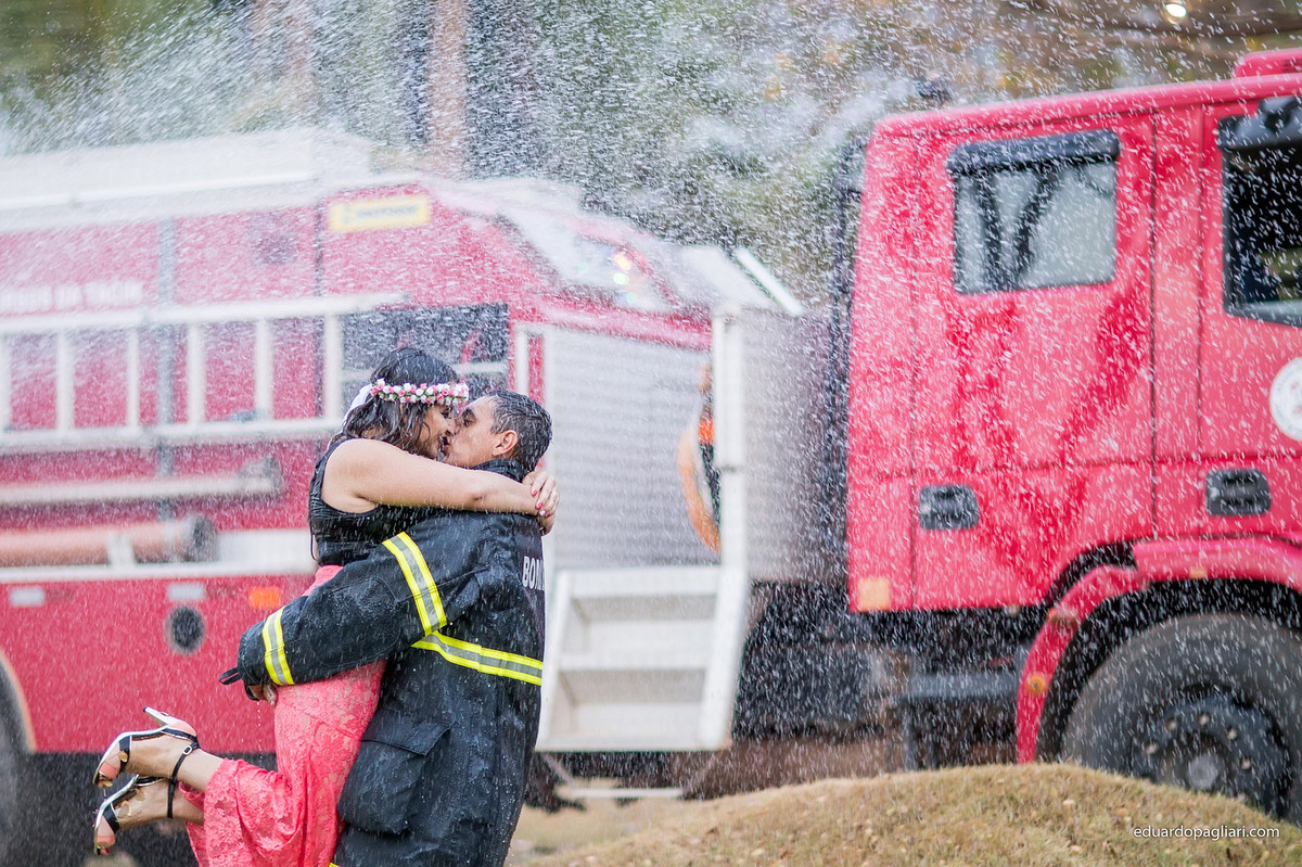 ensaio de casamento com bombeiro e agua