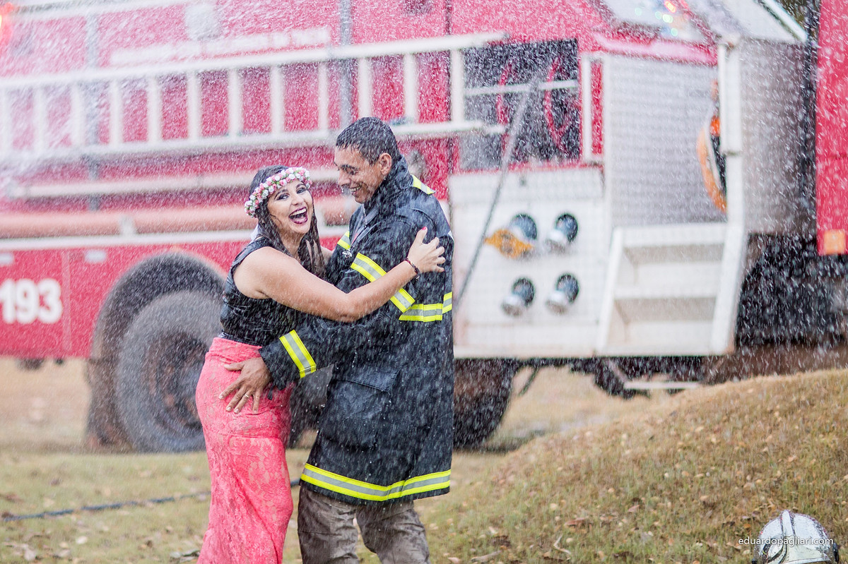 ensaio de casamento com bombeiro e agua