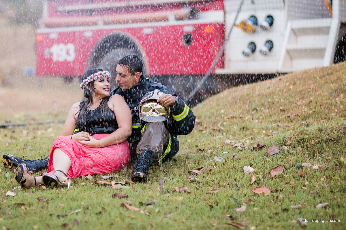 ensaio de casamento com bombeiro e agua