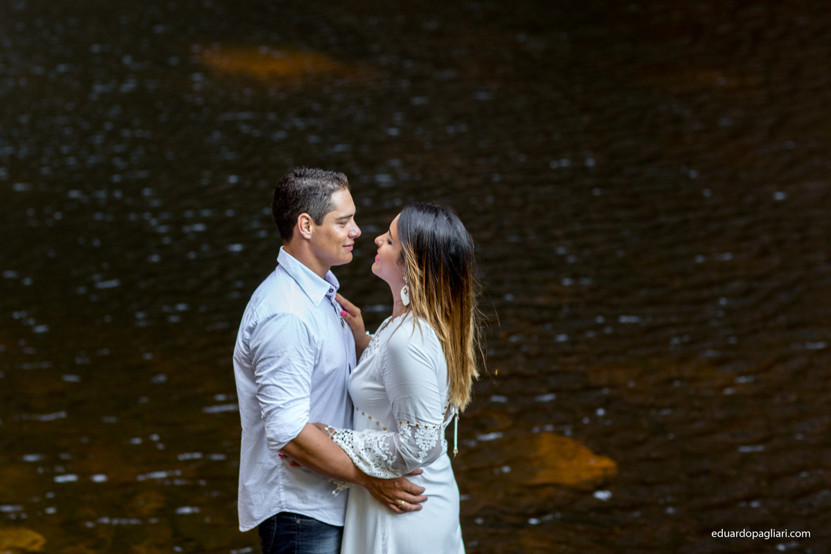 noivos no meio do rio