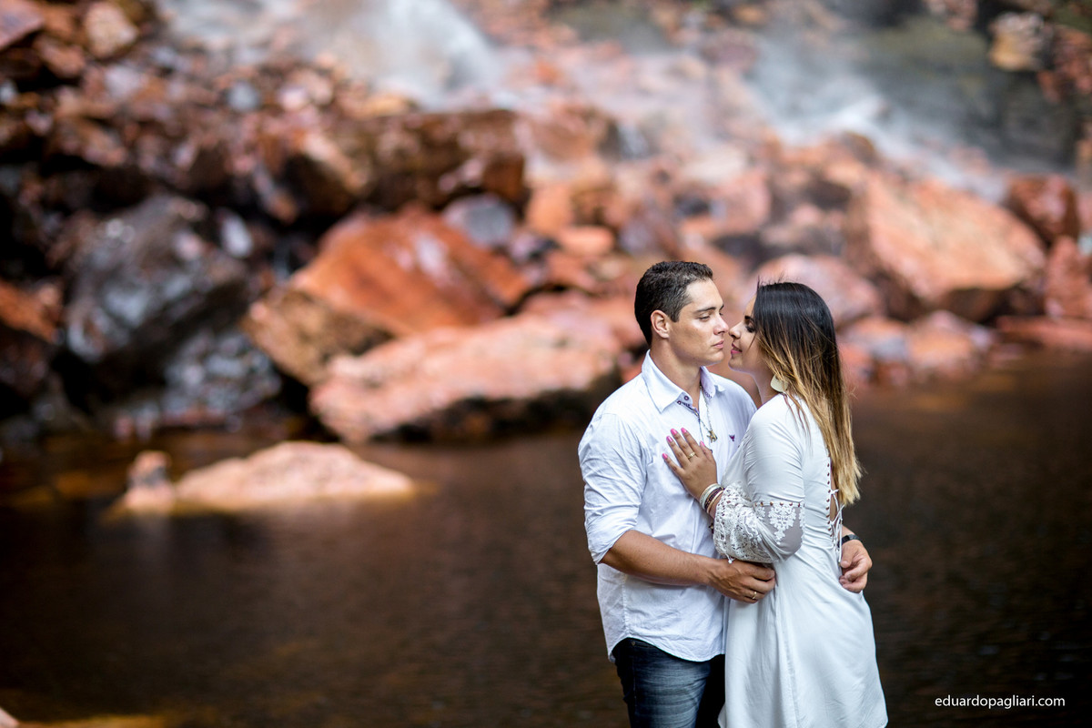 noivos no meio do rio