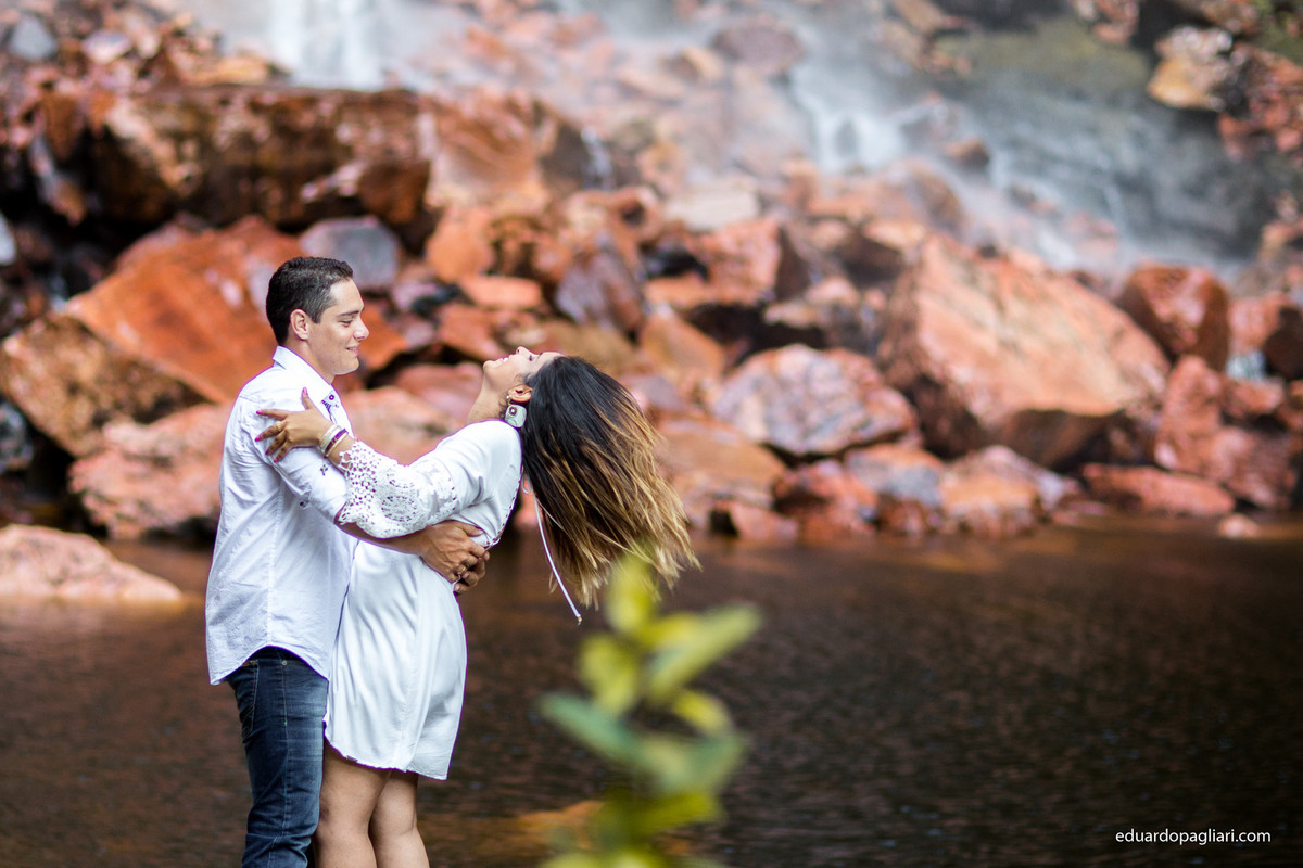 noivos no meio do rio