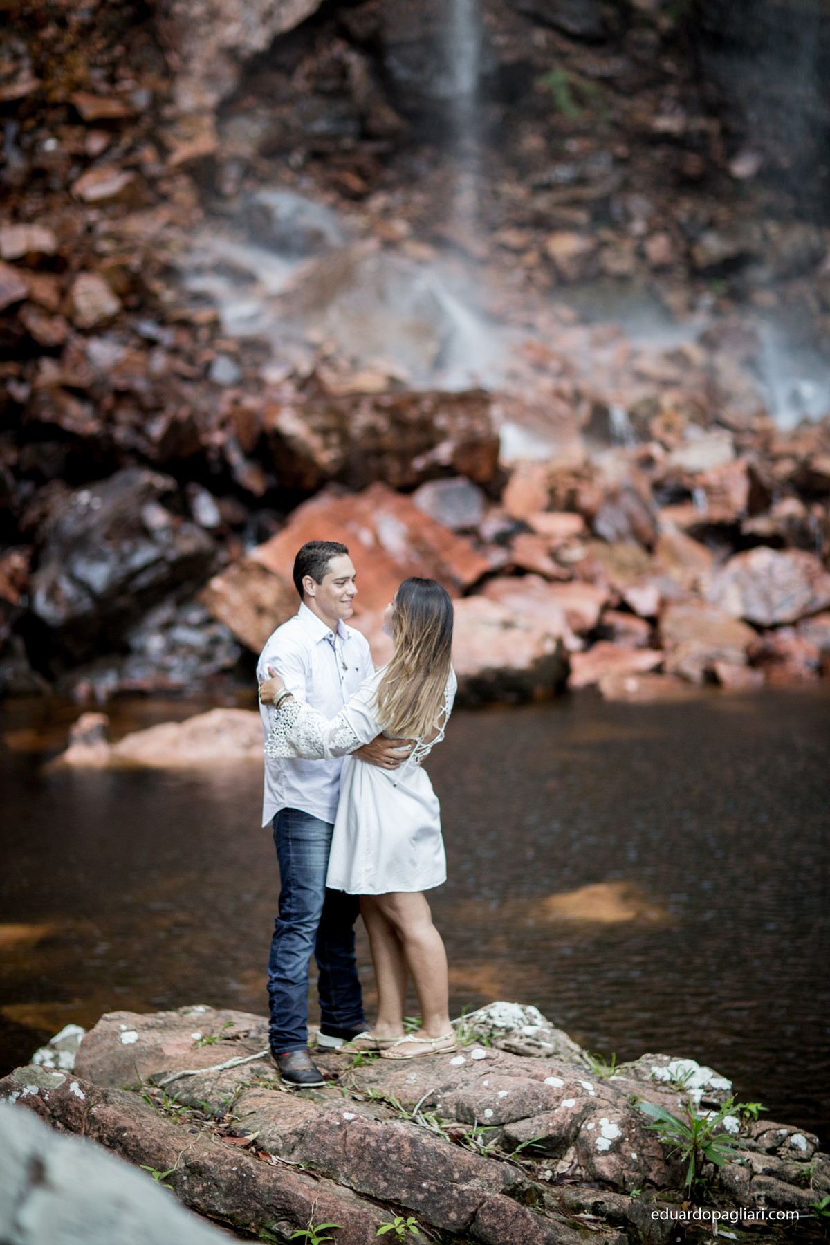 noivos no meio do rio