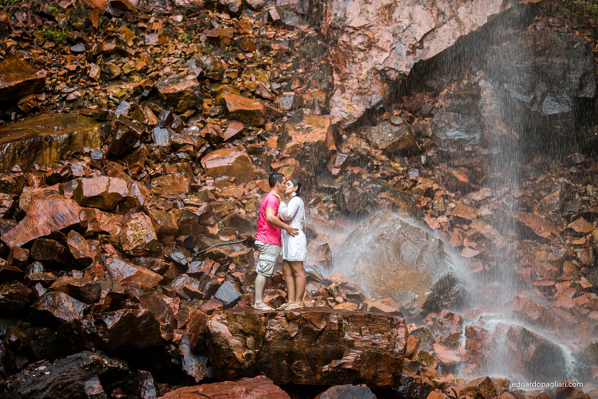 pre casamento na cachoeira de pedras