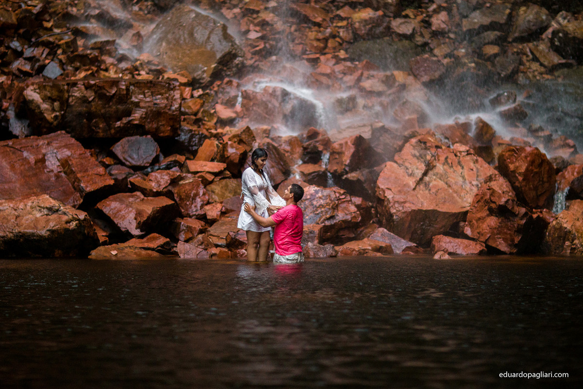 pre casamento na cachoeira de pedras