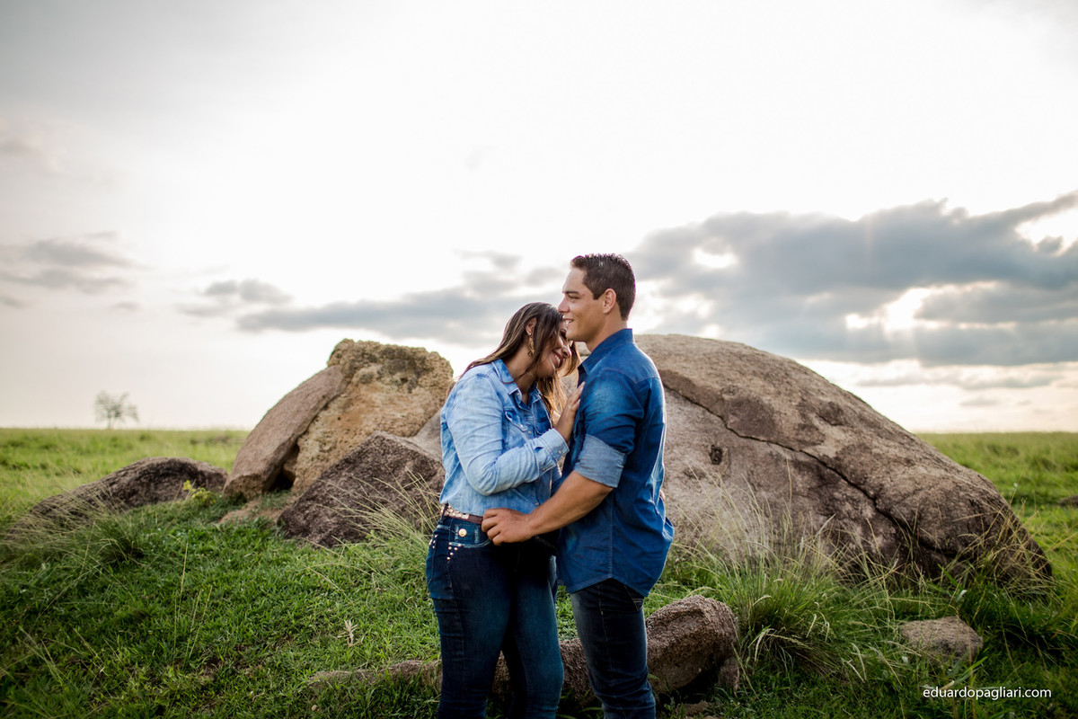 pre casamento no meio do pasto