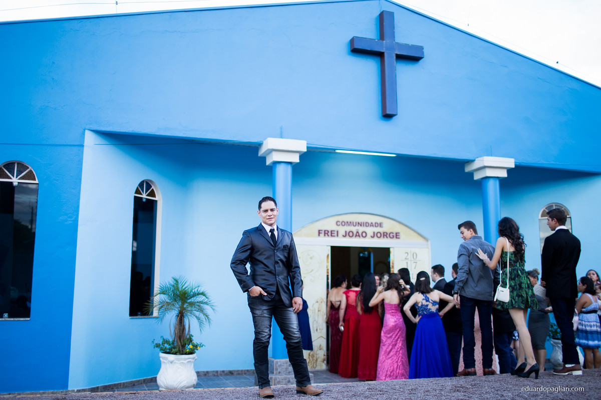 noivo na porta da igrega